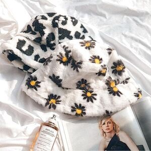 🆕️City Girl Collection// Daisy bucket hat